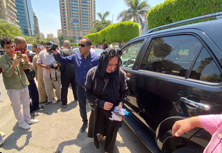 الفنانة نهلة سلامة تشيع والدتها وسط تجاهل نجوم الفن